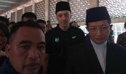 Mesut Ozil Salat Jumat di Masjid Istiqlal, Gagah Pakai Kopiah - JPNN.com