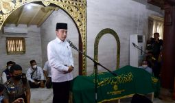 Jokowi Sampaikan Kesaksian di Samping Jenazah Buya Syafii, Simak Kalimatnya - JPNN.com
