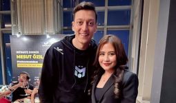 Prilly Latuconsina Makan Malam Bareng Mesut Ozil, Netizen Heboh - JPNN.com