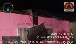 Satu Rumah di Agam Rusak Berat Tertimpa Pohon Tumbang - JPNN.com