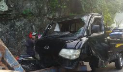 Seusai Bertabrakan dengan Jeep, Mobil Pikap Terjun Bebas ke Laut, 2 Penumpang Selamat - JPNN.com