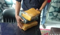 2 Pria Menyelipkan Bungkusan di Bawah Kursi Pinggir Jalan, Warga tak Berani Mendekat - JPNN.com