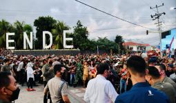 Jokowi dan Iriana Keluar dari Mobil, Paspampres Bersiap, Kanan Kiri Rakyat Menunggu - JPNN.com