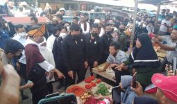 Jokowi Membeli Cabai di Pasar Mbongawani Ende, Jangan Lihat Harganya - JPNN.com