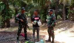 Disergap Prajurit TNI Bersenjata, Pria dari Malaysia InI Tak Berkutik - JPNN.com