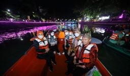 Malam-Malam Susuri Sungai Kalimas, Gubernur Khofifah Temukan Keindahan Ini, Lihat - JPNN.com