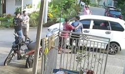 Detik-Detik Bang Jago Memukul Pemotor karena Ditegur saat Ngebut di Jalan - JPNN.com