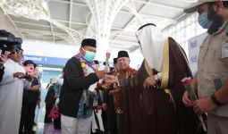 Suasana Haru Jemaah Calon Haji yang Tiba di Madinah, Ada Bunga untuk Penyambutan - JPNN.com