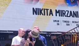 Jelang Adu Jotos di Ring, Nikita Mirzani Cium Bibir Dinar Candy, Lihat Tuh - JPNN.com