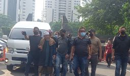 Penampakan Pemimpin Khilafatul Muslimin Tiba di Polda Metro, Dijaga Ketat Petugas Berpakaian Hitam - JPNN.com