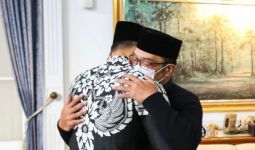Takziah ke Gedung Pakuan, Mas AHY Bisikkan Sesuatu ke Telinga Ridwan Kamil - JPNN.com
