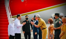 Tiba di Jateng, Jokowi Ditunggu Ganjar di Bawah Pesawat, Lihat Ekspresinya - JPNN.com