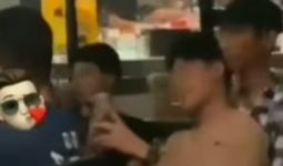 Pasangan Laki-Laki Nekat Bermesraan di Kafe Wow Pancoran, Polisi tak Tinggal Diam - JPNN.com