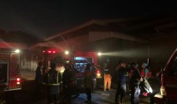 Gudang Pabrik Karung di Bekasi Terbakar, Pemadam Sempat Terkendala - JPNN.com