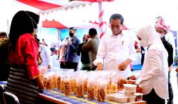 Jokowi Borong Abon Ikan Tuna Produk UMKM di Wakatobi, Shalfiah Bilang Begini - JPNN.com