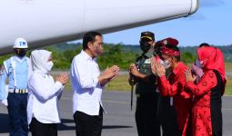 Jokowi Tiba di Wakatobi, Lihat Siapa yang Menyambut - JPNN.com