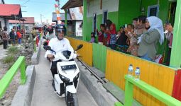Sat Set, Gaya Jokowi Motoran dengan Iriana di Gang Sempit - JPNN.com