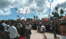 Jokowi ke Wakatobi, Lihat Tuh Kendaraan yang Dinaiki, Hatmawati Terharu - JPNN.com