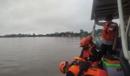 Longboat Menabrak Kapal Tongkang di Sungai Kapuas, 1 Orang Hilang - JPNN.com
