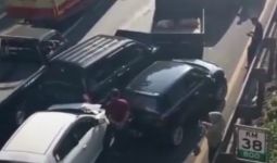 Viral, 4 Mobil Tabrakan Beruntun di Tol JORR, Lihat Fotonya - JPNN.com