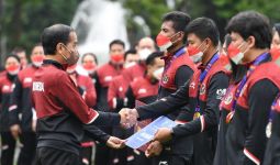 Jokowi Serahkan Bonus kepada Atlet SEA Games, Angkanya Tak Sedikit - JPNN.com