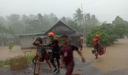 Banjir Melanda Mamuju, Warga Terpaksa Berlindung di Pohon Selama 5 Jam - JPNN.com