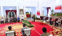 Rapat di Istana, Luhut Tak Duduk Sejajar dengan Jokowi, Ada Tito di Depan - JPNN.com