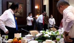 Jokowi Tiba di Ruangan, Melepas Jas, Seseorang Mendekat - JPNN.com