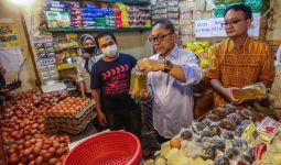 PAN Bantu Rakyat dengan Bagi-Bagi Minyak Goreng Gratis di PANsar Murah Tanggamus - JPNN.com