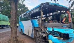 Bus Pelat Merah Bawa Rombongan Asal Sumbar Hantam Truk, Begini Kondisinya - JPNN.com