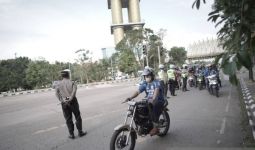 Polisi Adang Bobotoh di Jalan Al Fathu Bandung - JPNN.com