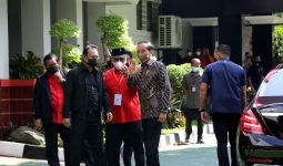 Momen Jokowi di Rakernas PDIP yang Memuji Kecantikan Megawati Soekarnoputri - JPNN.com
