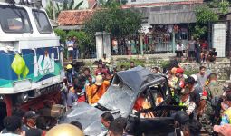 Kronologi Avanza Tertabrak Kereta di Bekasi, Mobil Terseret 1 Kilometer, Sopir Tewas - JPNN.com