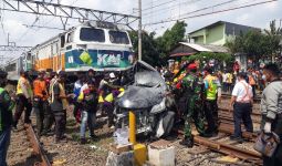 Avanza Tertabrak Kereta Api di Bekasi, Terseret Satu Kilometer - JPNN.com