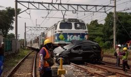 Avanza Tertabrak Kereta di Bekasi, Perjalanan KRL Terganggu - JPNN.com