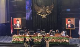 Momen Anies dan Prasetyo Asyik Menari Tortor di Sidang Paripurna HUT DKI Jakarta - JPNN.com