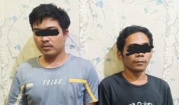 2 Lelaki Ini Mengorek Tanah di Depan SPBU, Polisi Curiga Langsung Memeriksa, Ternyata - JPNN.com