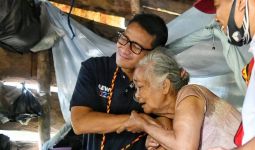 Sandiaga Uno Perbaiki Rumah Seorang Lansia di Nias Selatan - JPNN.com