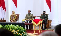 Perempuan Berhijab Ini Duduk dengan Jokowi-Ma'ruf di Depan, Menteri di Bangku Peserta, Siapa Dia? - JPNN.com