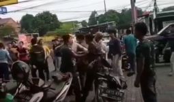 Detik-Detik Anggota TNI Dipukul Warga di Bekasi, Waduh - JPNN.com