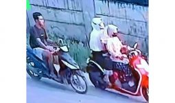 Viral, Video Pria Menjambret Dompet Mak-mak di Bekasi, Korban Terjatuh dan Berdarah - JPNN.com