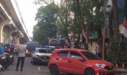 Honda Brio Merah di Pinggir Jalan Bikin Geger Warga, Ternyata Ini yang Terjadi - JPNN.com
