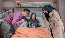 Lihat Ekspresi Ria Ricis Saat di Tempat Tidur Rumah Sakit, Melahirkan? - JPNN.com