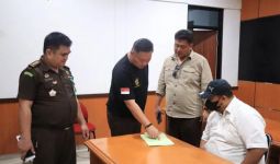Tim Intelijen Akhirnya Tangkap Buronan Ini di Manado, Lalu Diterbangkan ke Surabaya - JPNN.com