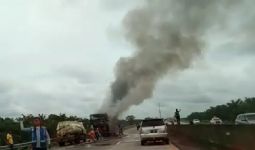 Penampakan Bus Makmur yang Ludes Terbakar di Tol Medan-Tebing Tinggi - JPNN.com