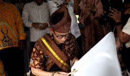 Lihat Nih, Menparekraf Sandiaga Membatik di Rumah Adat Puri Melayu Tebing Tinggi - JPNN.com