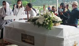 Hujan Iringi Pemakaman Rima Melati, Haru Bercampur Syahdu - JPNN.com