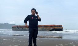 Tongkang Tanpa Muatan Terdampar di Cilacap, Milik Siapa? - JPNN.com