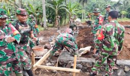 Prajurit TNI Kodim Minahasa Membantu Membangun Huntara Korban Bencana - JPNN.com