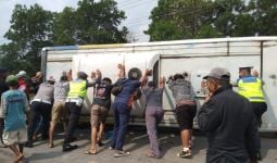 Bus Terguling, Rusak Parah, Berikut Daftar Korbannya - JPNN.com